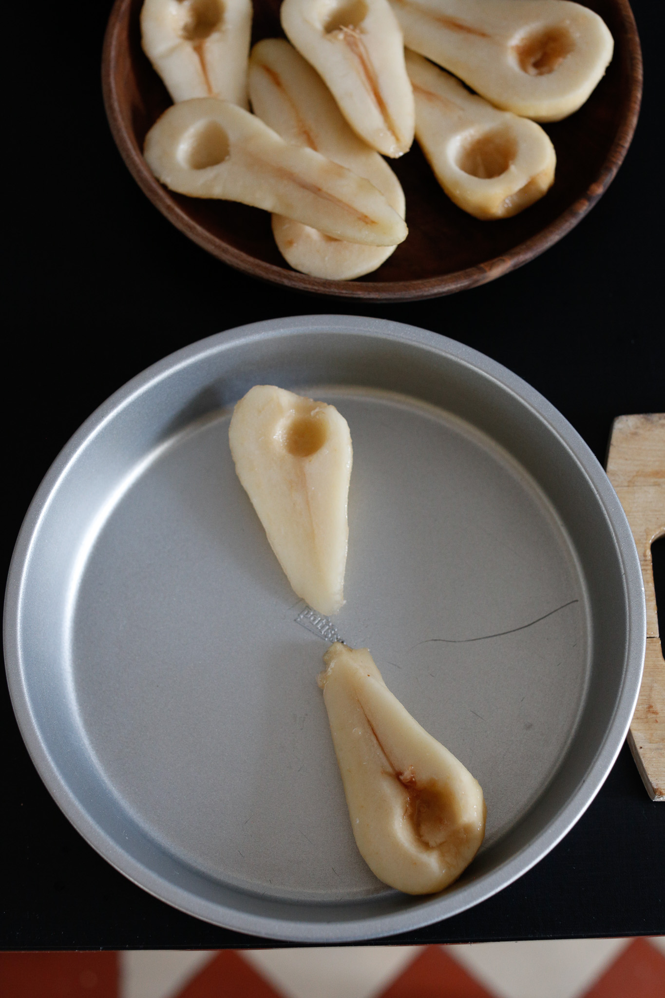 When choosing the size of the pear to cut up for the bottom pear flower, I measure the pears directly in the pan