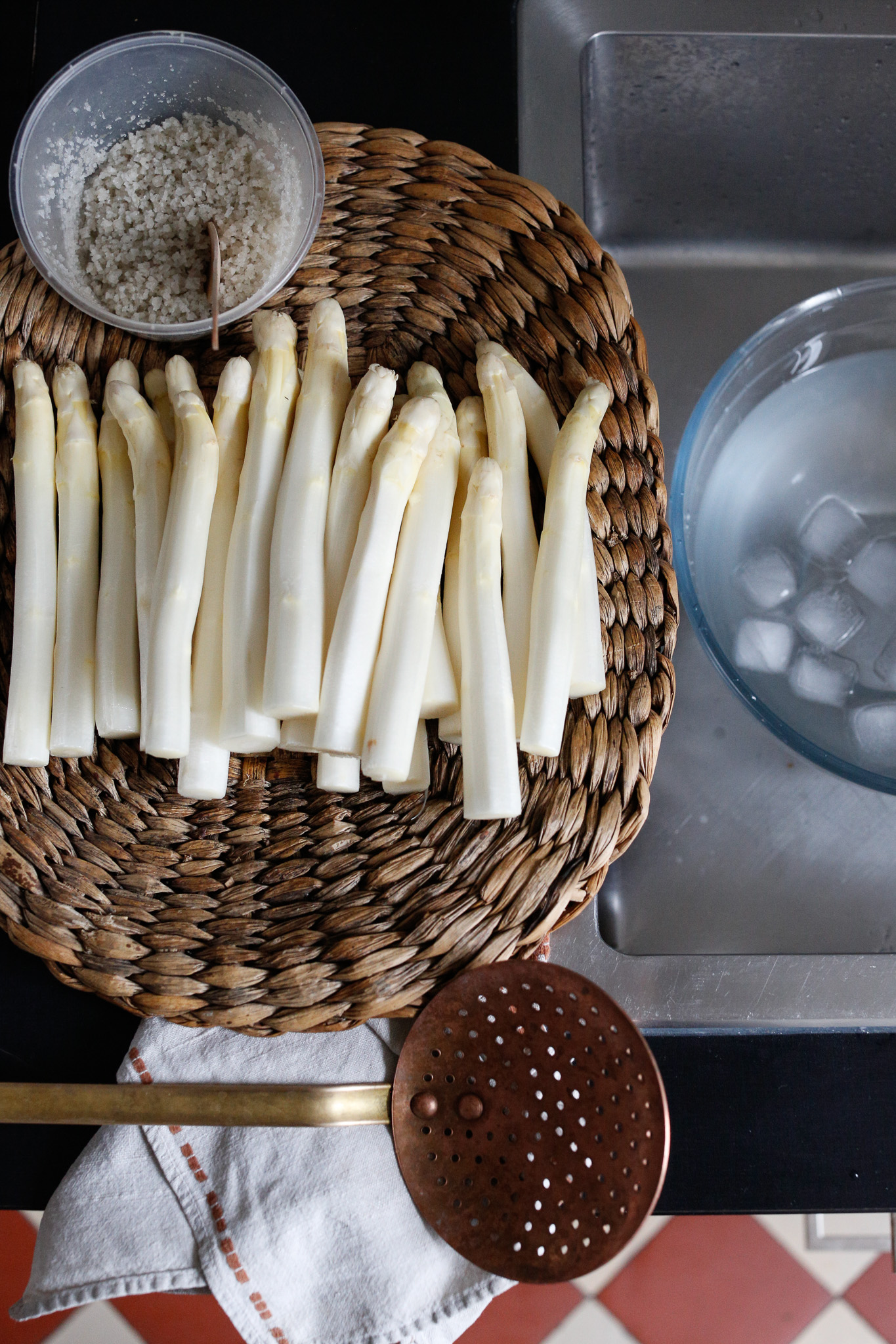 I prepare my cooking station. Ice bath, peeled asparagus, salt for the water and a slotted spoon to lower the asparagus and fish them out