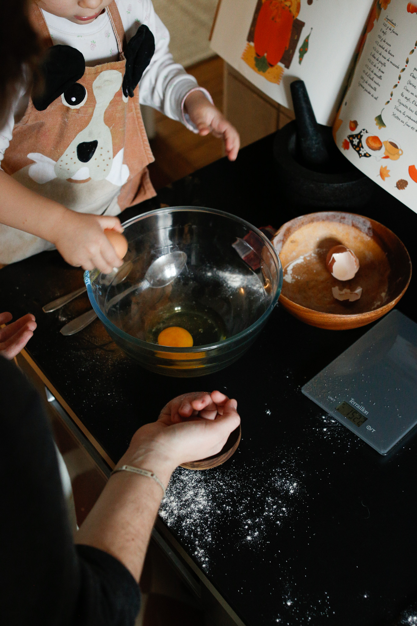 This is a good bowl to practice egg cracking on because it's large, heavy enough and the edge is good for cracking.