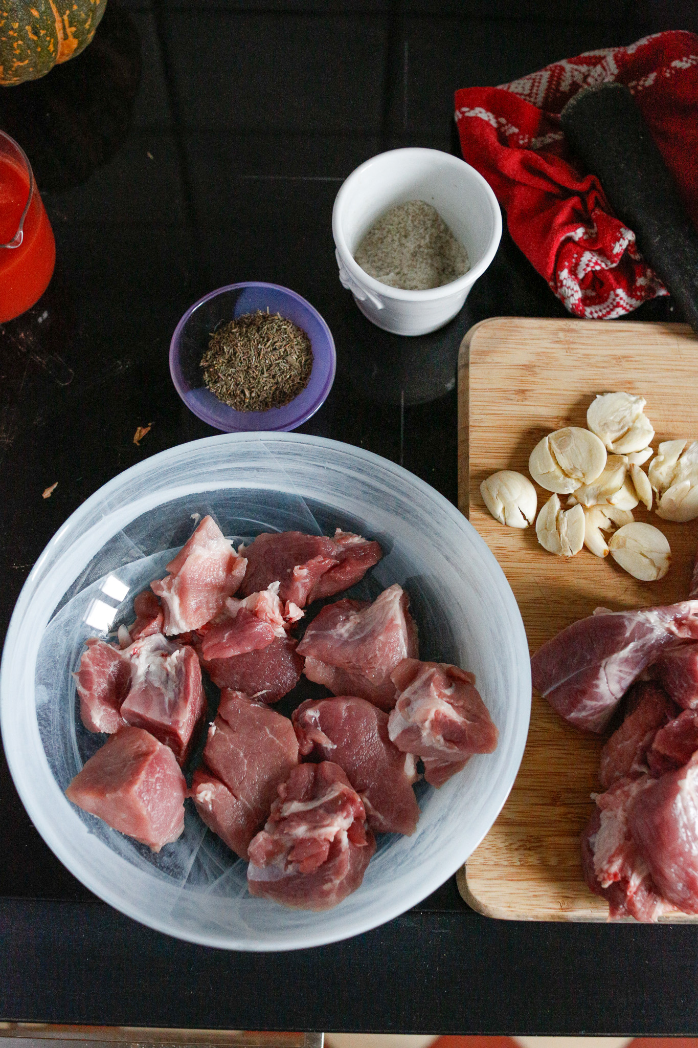 Lay half your porc cubes in a bowl or tupperware with a lid.